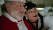 Abby (Pauley Perrette, r.) freut sich auf Weihnachten, doch kurz vor dem Heiligen Abend wird ein &auml;lteres Ehepaar &uuml;berfallen und ermordet ...