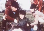 Ein manipulierter Steigb&uuml;gel verursachte den Reitunfall von Lady Belgrave (Hazel McBride, M.) - wie Jonathan (Robert Wagner, l.) und Jennifer (Stefanie Powers, r.) schon bald feststellen m&uuml;ssen ...