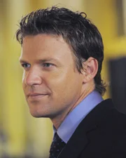 Matt Passmore als Jim Longworth.