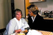 Oma Drombusch (Grete Wurm, l.) ist mittlerweile stark geistig verwirrt. Vera (Witta Pohl, r.) nimmt die alte Dame bei sich auf.