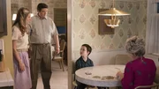 Mary (Zoe Perry, l.) und George (Lance Barber, 2.v.l.) ahnen nicht, wie sehr Sheldon (Iain Armitage, 2.v.r.) von Meemaw (Annie Potts, r.) und deren Lektionen f&uuml;r sein ganzes Leben gepr&auml;gt wird ...