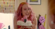 Toni (Leah Brotherhead) hat alles gegeben, um für ihre Tochter die beste Flamingo-Geburtstagsparty aller Zeiten zu veranstalten. Doch kurz bevor es losgehen soll, kommt alles anders. Toni (Leah Brotherhead) hat alles gegeben, um für ihre Tochter die beste Flamingo-Geburtstagsparty aller Zeiten zu veranstalten. Doch kurz bevor es losgehen soll, kommt alles anders.