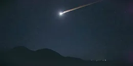 Keine Sternschnuppe, sondern die vergl&uuml;henden &Uuml;berreste einer tonnenschweren Rakete.