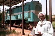 Der Chef des Eisenbahnmuseums vor einer Rangierlokomotive von 1951, die im Hafen von Port Sudan im Einsatz war.