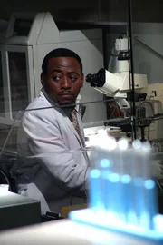 Immer wenn Dr. Eric Foreman (Omar Epps) glaubt, herausgefunden zu haben, an welcher Krankheit sein Patient wirklich leidet, tritt wieder ein anderes Symptom auf ...