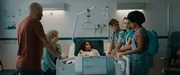 Von links: Thomas (Stan Van Samang), Jos (Ann Tuts), Sammy (Arthur Hermans), Ella (C&eacute;cile Enthoven) und Noor (Maja Azila) besuchen Felix (Junes Callaert, Mitte) im Krankenhaus.