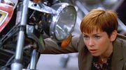 Detective Megan Wheeler (Julianne Nicholson) untersucht das Motorrad, mit dem ein Sch&ouml;nheitschirurg t&ouml;dlich verungl&uuml;ckt ist.