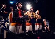 &bdquo;New Star&ldquo;- Jury wartet auf Maditas Auftritt: Gorilla (Paul Hartmut W&uuml;rdig &bdquo;Sido&ldquo;, M.), eine Jurorin (Sahra Bora, r.) und ein weiterer Juror (Darsteller unbekannt).