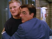 Detective Logan (Chris Noth, r.) kann den aufgebrachten Feuerwehrmann Charlie (Chance Kelly) nur mit gr&ouml;&szlig;ter M&uuml;he davon abhalten, sich zu pr&uuml;geln.