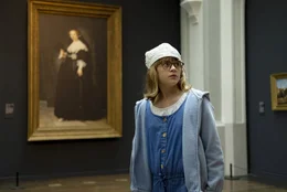 Jackie vor dem ber&uuml;hmten Portr&auml;t von Oopjen Coppit von Rembrandt.