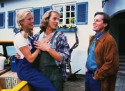 Stefan (Sigmar Solbach, r.) lernt Lauras (Cecilia Kunz) neue Errungenschaft kennen: Bodybuilder und Hobbygärtner Björn (Thorsten Feller). Mit ihm will Laura den Garten der Villa Frank umgestalten. Stefan (Sigmar Solbach, r.) lernt Lauras (Cecilia Kunz) neue Errungenschaft kennen: Bodybuilder und Hobbygärtner Björn (Thorsten Feller). Mit ihm will Laura den Garten der Villa Frank umgestalten.
