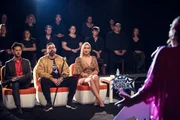 &Uuml;berraschung: Die Jury hat mit dem Auftritt von Madita (Martina Eitner-Acheampong, vorne rechts im Anschnitt) nicht gerechnet. Alle drei Juroren (Gorilla (Paul Hartmut W&uuml;rdig &bdquo;Sido&ldquo;, M.), Sahra Bora, r. und unbekannter Darsteller, l.) sind begeistert.