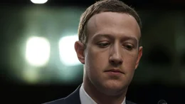 Mit seiner gro&szlig;er Reichweite und der Verbreitung von Fake News richtet Facebook nach Expertenmeinung immensen Schaden an.