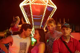 Marie (Laura Balzer, 2.v.l.) taucht mit Erich (Aaron Altaras, l.), Rebecca (Bea Brocks, 2.v.r.) und Haro (Paul Boche, r.) in die knallbunte, lebhafte Atmosph&auml;re des Jahrmarktes ein.