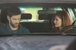 Ken (Justin Bartha, l.); Eve (Lolita Davidovitch, r.)