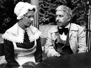 D&uuml;rten (Antje Bernecker) befragt Br&auml;sig (Fritz Hollenbeck), was er von den Liebesgeschichten im Hause N&uuml;ssler h&auml;lt.