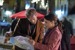 Emma (Lacey Chabert, re.) reist nach ihrer Trennung nach Belgien wo sie den charmanten Chocolatier Luc (Will Kemp, li.) kennenlernt. K&ouml;nnte da mehr draus entstehen?