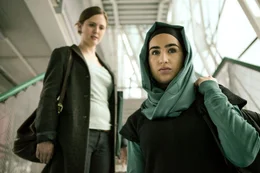 Emily Cox (Martha), Selen Savas (Ilayda).