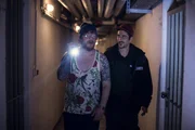 Sol (Eko Fresh, r.) und Hardy (Sascha Reimann, l.) sind im Keller auf &bdquo;Entdeckungsmission&ldquo;.