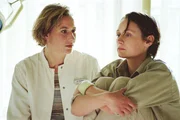 Kerstin (Meike Schl&uuml;ter, li.) hat Sascha (Barbara Sotelsek) in die Krankenstation bestellt. Sie sp&uuml;rt, dass Sascha ihr die Geschichte ihres Lebens erz&auml;hlen will; und tats&auml;chlich: Sascha redet das erste Mal dar&uuml;ber wie es dazu kam, dass sie jemanden get&ouml;tet hat.
