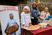 Auf dem Schulfest konnte Toni (Leah Brotherhead, l.) mithilfe von Nima (Shobna Gulati, M.) und Paula (Sinead Matthews, r.) wie versprochen ihren Breadcake-Stand aufbauen. Die Breadcakes sind ein voller Erfolg. Doch dann machen die Frauen eine unangenehme Entdeckung.