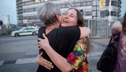 Die K&uuml;nstlerin und Aktivistin Alexandra &bdquo;Sascha&ldquo; Skotschilenko , die wegen Protests gegen den Ukrainekrieg zu sieben Straflager verurteilt wurde, kommt bei einem Gefangenenaustausch im August 2024 frei.