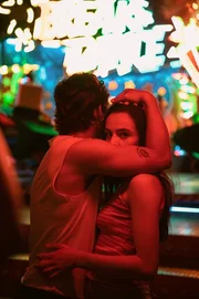 Marie (Laura Balzer) und Erich (Aaron Altaras) verfallen ihrer berauschenden Liebe.