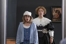 Jackie ist nicht wenig &uuml;berrascht, als pl&ouml;tzlich Oopjen hinter ihr steht (von li nach re: Frouke Verheijde, Sarah Bannier).