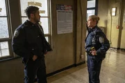 l-r: Ian Quinlan als Officer Luis Badillo und Vanessa Ray als Officer Eddie Janko. l-r: Ian Quinlan als Officer Luis Badillo und Vanessa Ray als Officer Eddie Janko.
