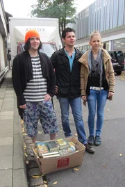 Von links: Danny, Marcel und Jasmin wollen B&uuml;cher verkaufen.