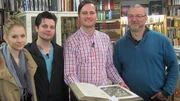 Von links: Jasmin, Marcel, Tr&ouml;del-Experte Andreas Bierschock und Antiquit&auml;tenh&auml;ndler Klaus-Peter. Ist das antike Buch ein echter Schatz?