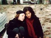 Nicole (Lilia Lehner, li.) trauert um ihre Freundin Manu, die vom Konstanzer Hafen aus ins Wasser gegangen ist. Klara Blum (Eva Mattes, re.) versucht sie zu tr&ouml;sten.