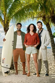 Barkeeper Mike (Tyron Ricketts), die "Insel&auml;rztin" Filipa Wagner (Anja Knauer) und Notfallchirurg Daniel (Tobias Licht)