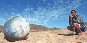 Im Jahr 2000 wird eine auf die Erde herabgest&uuml;rzte Metallkugel in S&uuml;dafrika gefunden.
