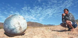 Im Jahr 2000 wird eine auf die Erde herabgest&uuml;rzte Metallkugel in S&uuml;dafrika gefunden.