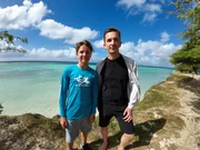 Auf der Insel Aruba lernt 'PUR+'-Moderator Eric Mayer (r.) den 14jährigen Pepijn (l.) kennen. Der Jugendliche arbeitet bei einer Hilfsaktion für Korallen mit: Gemeinsam mit Freunden pflegt er kleine Korallenstücke in Zuchtstationen unter Wasser und hilft den Korallen so beim Überleben. Auf der Insel Aruba lernt 'PUR+'-Moderator Eric Mayer (r.) den 14jährigen Pepijn (l.) kennen. Der Jugendliche arbeitet bei einer Hilfsaktion für Korallen mit: Gemeinsam mit Freunden pflegt er kleine Korallenstücke in Zuchtstationen unter Wasser und hilft den Korallen so beim Überleben.
