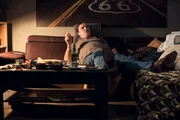 Das kann er am besten: Ronald (Andreas Hoppe) faulenzt auf dem Sofa, g&ouml;nnt sich ein Bier und schaut fern.