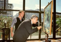 Der Anwalt Uli (Hansa Czypionka, re.) ist ein ebenso zahlungskr&auml;ftiger wie ahnungsloser Kunstfreund - sehr zur Freude des zwielichtigen Galeristen Botho (Guntbert Warns).