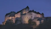 Die imposante Kernburg der Burg zu Burghausen erhebt sich hoch oberhalb der Salzach.