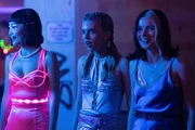 Mei (Callina Liang, l.), Zia (Carla Woodcock, M.) und Regan (Tessa Lucille, r.) haben endlich die Location für den geheimen Rave gefunden. Mei (Callina Liang, l.), Zia (Carla Woodcock, M.) und Regan (Tessa Lucille, r.) haben endlich die Location für den geheimen Rave gefunden.
