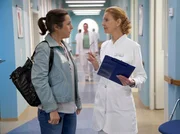 Inka Wiedemann fragt Oberschwester Ingrid, ob sie schon Untersuchungsergebnisse ihres Bruders hat. Es wird deutlich, dass die beiden Geschwister ein sehr enges Verh&auml;ltnis haben.