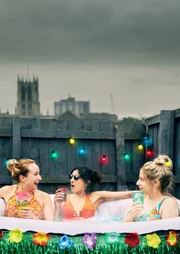 Toni (Leah Brotherhead, l.), Rana (Taj Atwal, M.) und Paula (Sinead Matthews, r.) genießen eine Auszeit in ihrem eigenen kleinen Paradies. Doch das tägliche Chaos lässt nicht lange auf sich warten. Toni (Leah Brotherhead, l.), Rana (Taj Atwal, M.) und Paula (Sinead Matthews, r.) genießen eine Auszeit in ihrem eigenen kleinen Paradies. Doch das tägliche Chaos lässt nicht lange auf sich warten.