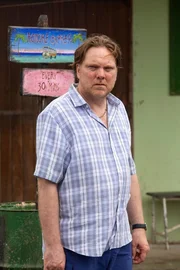 Andrew Tiernan (Paul Raynor).