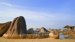 Strand mit Felsformationen auf der Insel Belitung.