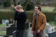 Andrew (Mark Quartley, r.) ist mit Jonnys (Eden H. Davies, l.) pl&ouml;tzlichem Gef&uuml;hlsausbruch am Grab des Vaters &uuml;berfordert.