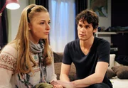 Erst nach und nach findet Theresa (Ines Lutz, l.) die Kraft, Moritz (Daniel F&uuml;nffrock, r.) zu fragen, was passiert ist.