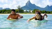 Surfen nach Dienstschluss: &Auml;rztin Dr. Filipa Wagner (Anja Knauer) mit dem Barkeeper Mike (Tyron Ricketts).