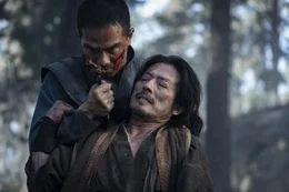 L-R: Joe Taslim als Bi-Han, Hiroyuki Sanada als Hanzo Hasashi