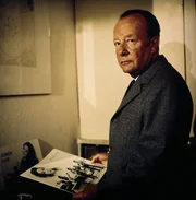 12. F&uuml;r Kommissar Keller (Erik Ode) ist es anfangs unerkl&auml;rlich, wieso Beatplatten in einem Haus gespielt werden, in dem man &uuml;blicherweise eher Wagner oder Brahms auflegen w&uuml;rde.