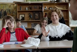 Jackie ist genervt: Oopjen trinkt in der Schule Bier und bringt den Lehrer durcheinander.